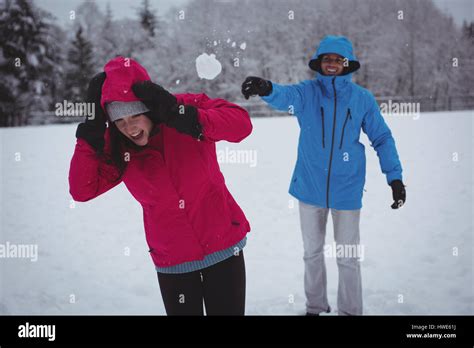 Mann wirft schneeball Fotos und Bildmaterial in hoher Auflösung Alamy