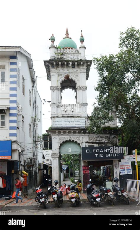 The Jama Masjid Ahl E Sunnat Wal Jamaät on MG road in Pune India Stock