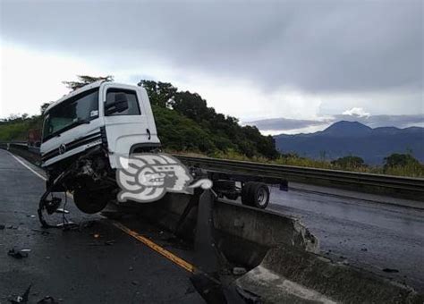 Camión termina sobre los muros divisorios del libramiento de Xalapa