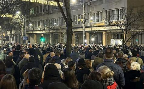 Protesti U Beogradu Gra Ani Se Okupili Ispred Zgrade Izborne Komisije