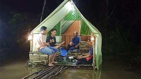 Camping Hujan Deras Menbangun Rumah Terapung Di Tengah Hutan Belantara