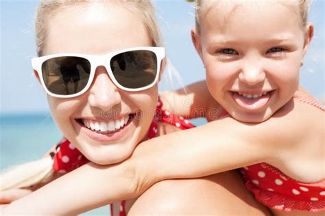 Fam Lia Feliz Que Descansa Na Praia No Ver O Imagem De Stock Imagem