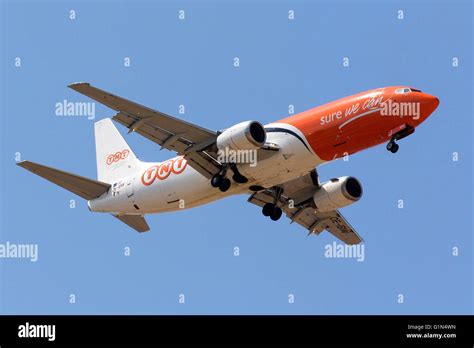 Tnt Boeing Q Sf Oe Ibw On Long Finals For Runway Stock