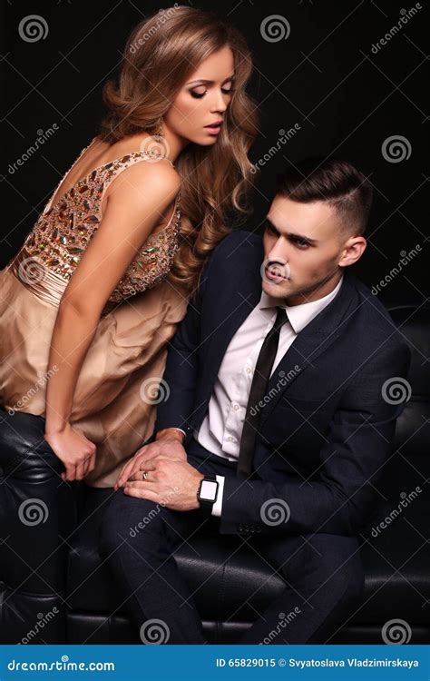 Het Verhaal Van De Liefde Mooi Sexy Paar Schitterende Blonde Vrouw En Knappe Man Stock