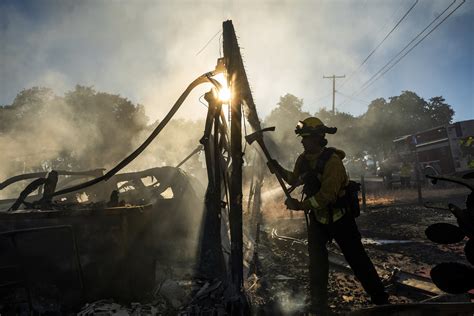 Incendio Forestal Boyles En Clearlake California 30 Estructuras