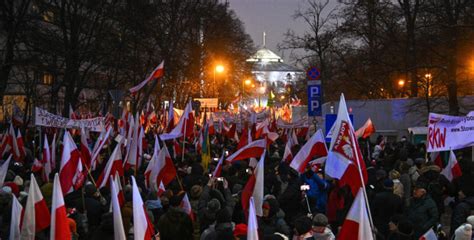 Protest Wolnych Polak W W Warszawie Uczestnicy Ruszyli W Kierunku Kprm