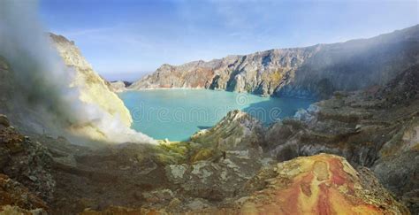 HUMO DEL AZUFRE EN EL VOLCÁN DE KAWAH IJEN Foto de archivo Imagen de