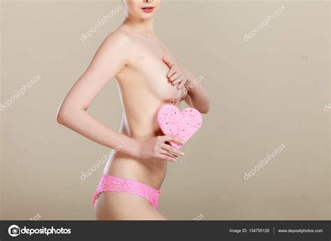 Mujer Desnuda Sosteniendo Esponja Rosa En Las Manos Foto De Stock