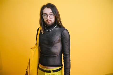 Retrato de un hombre gay sobre un fondo de color igualdad de género el concepto de la comunidad