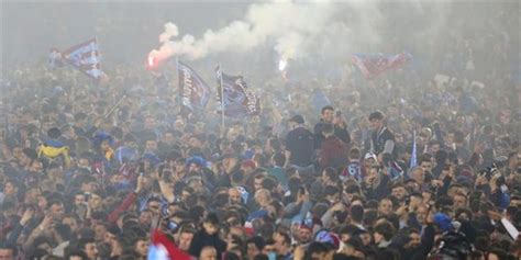 Trabzonsporlu Taraftarlar Tak Mlar N N Ampiyonlu Unu Stanbul Da