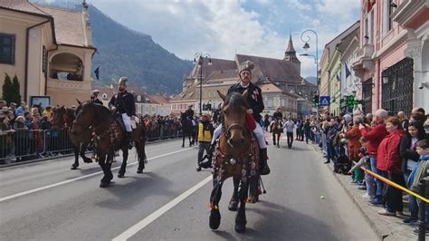 Bra Ov Ploaia Nu Va Opri Parada Junilor Uniunea Junilor Din Cheii