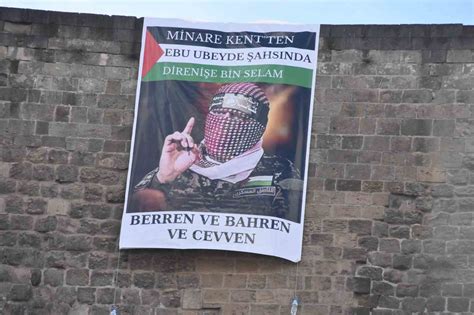 Bitlis Kalesi ne Kassam Tugayları Sözcüsü Ebu Ubeyde nin posteri asıldı