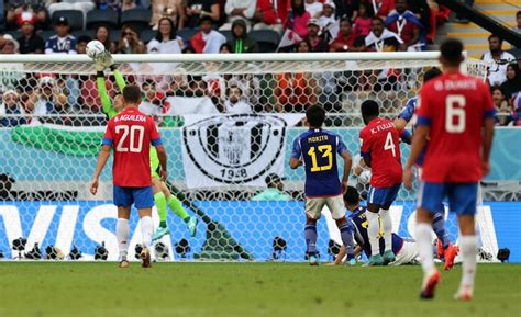 Costa Rica vence a Japón con gol de Fuller en el final y sigue con vida