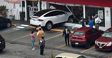 Tesla Termina Dentro De Un Oxxo En Hidalgo