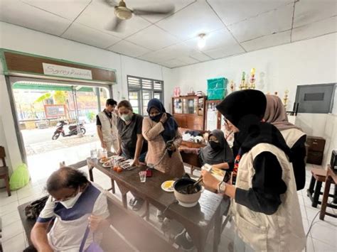 Mahasiswa KKN UAD Kenalkan Produk Teh Kulit Salak Kepada Warga