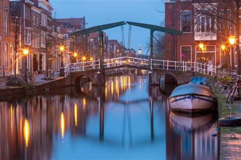 Noche Leiden Canal Oude Rijn Con Puente Kerkbrug Holanda Meridional