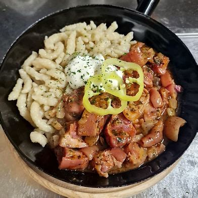 Stelze Pörkölt Gulasch mit Erdäpfelnockerln