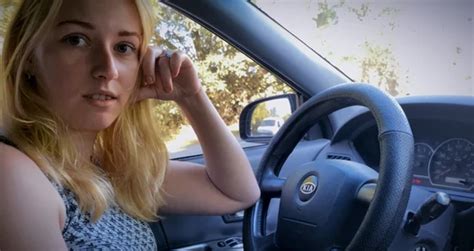 La voiture d une MILF blonde sexy est tombée en panne Un passant au hasard a aidé à le réparer