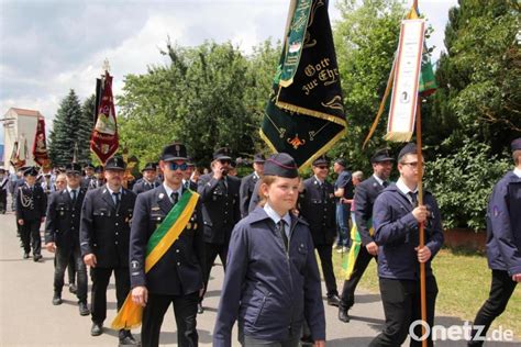 67 Vereine bilden imposanten Festzug zum Feuerwehrjubiläum in