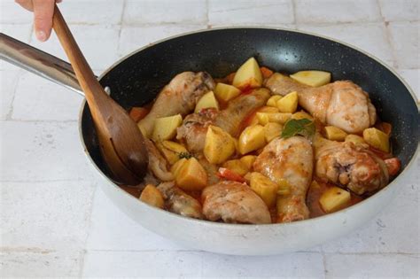 Cosce Di Pollo In Umido Con Patate La Ricetta Del Secondo Piatto