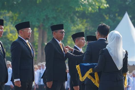 Dua Pekerja Skk Migas Terima Anugerah Satyalencana Wira Karya Dari