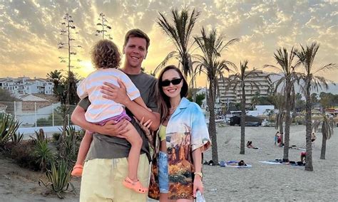 Juve Szczesny Scherza Con La Moglie Tirando In Ballo Il Figlio Il