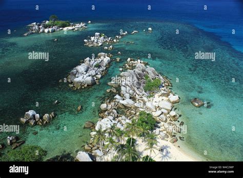 View Yang Indah Dari Mercusuar Pulau Lengkuas Stock Photo - Alamy