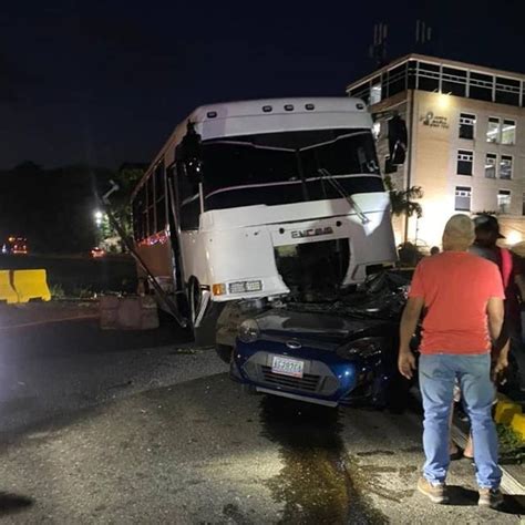 Tres Lesionados Deja Accidente De Tr Nsito En La Redoma De Makro En