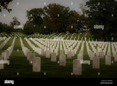 Headstones graves arlington national cemetery hi-res stock photography ...