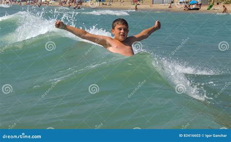 L Enfant Se Baignant En Mer Image Stock Image Du Jeunesse Plage