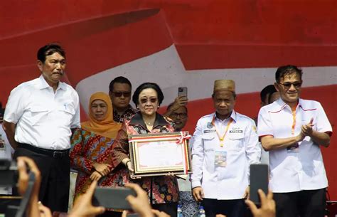 Megawati Dianugerahi Tokoh Penggerak Gotong Royong Desa