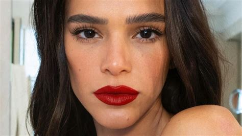 De Bruna Marquezine Aos Desfile Das Semanas De Moda O Batom Vermelho