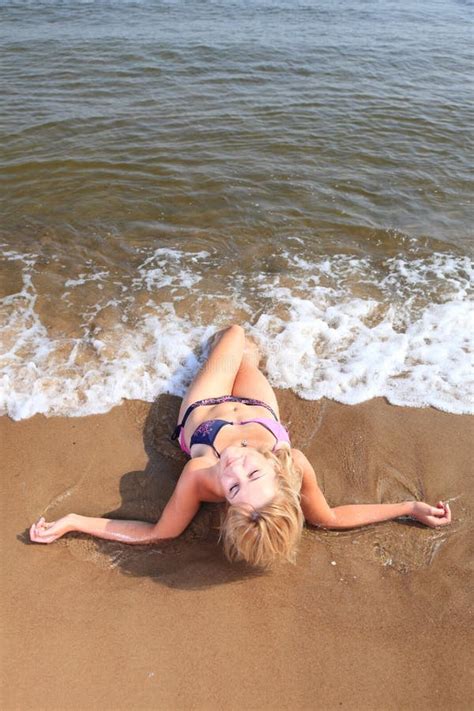 Mujer Hermosa En Bikini Que Toma El Sol La Playa Foto De Archivo