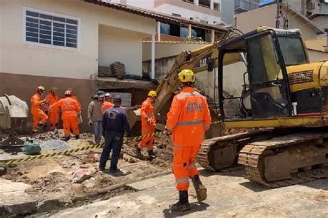 Oper Rio Morre Soterrado Ap S Escava O Desmoronar Em Obra Em Po Os De