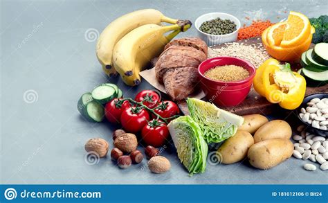 Alimentos Ricos Em Hidratos De Carbono Em Fundo Cinzento Foto De Stock