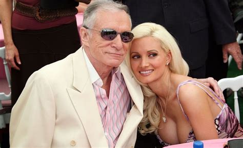 Hugh Hefner acuzat de fosta iubită că a manipulat o pentru sex Ce