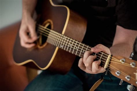 Comment Bien Tenir Sa Guitare Guitarronix