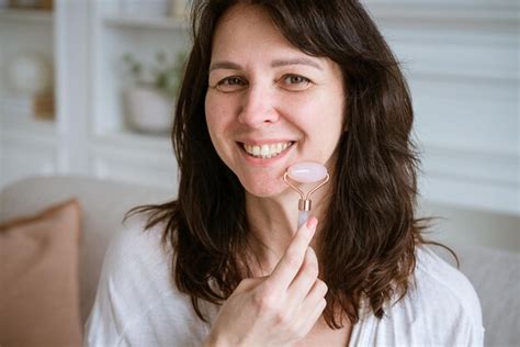 Premium Photo Portrait Of Caucasian Woman Doing Facial Massage With