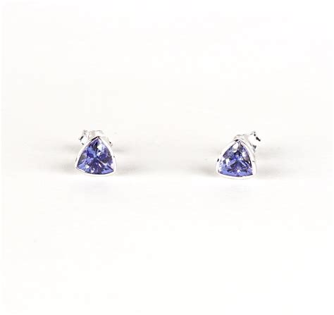 Paire de clous d oreilles Triangle en or blanc 18 K 750 oo ornés