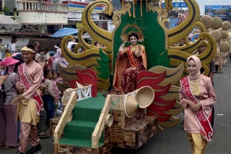 Ribuan Masyarakat Kota Pagar Alam Tumpah Ke Jalan Nonton Kirab Budaya