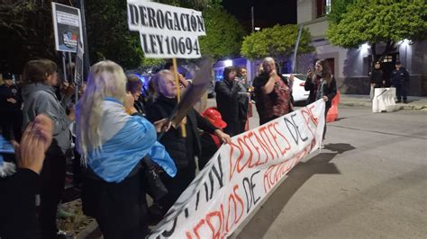 Manifestación de docentes autoconvocados a metros del acto de Llaryora