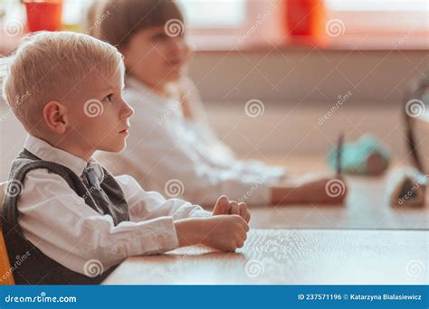 Les Enfants S Assoient Aux Tables Dans La Salle De Classe Photo Stock