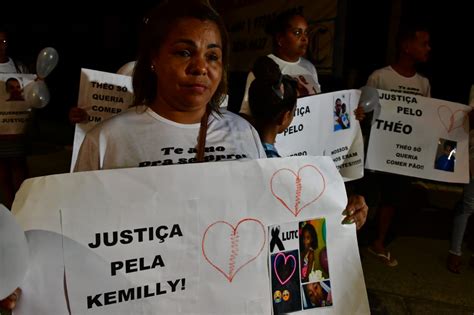 A Gazeta Mães protestam em Vila Velha contra morte de inocentes na