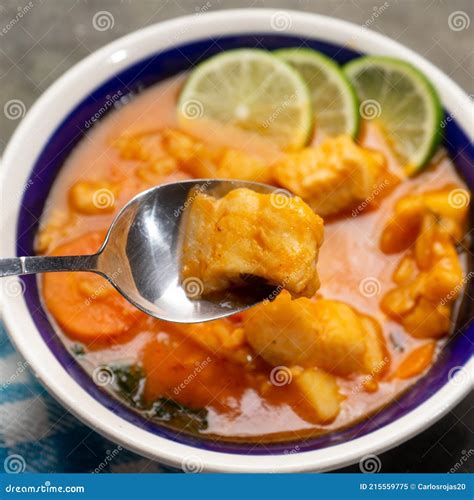 Sopa De Pescado Con Verduras Sobre Fondo Gris Comida Mexicana Imagen