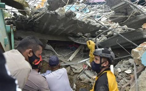 43 Dead In Deadly Indonesian Earthquake in Sulawesi