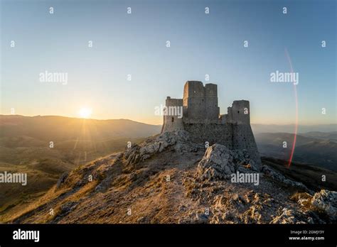 The wonderful Rocca Calascio castle at sunrise in Abruzzo, Italy Stock Photo - Alamy