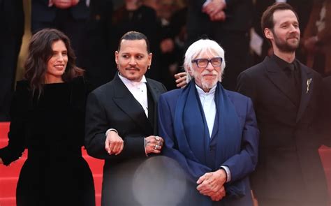 Johnny Depp Gets A 7 Minute Standing Ovation At Cannes Film Festival For His New Movie Hrtwarming