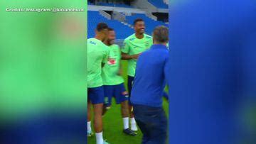 Imperdible La impresionante técnica de Neymar en un reto con sus