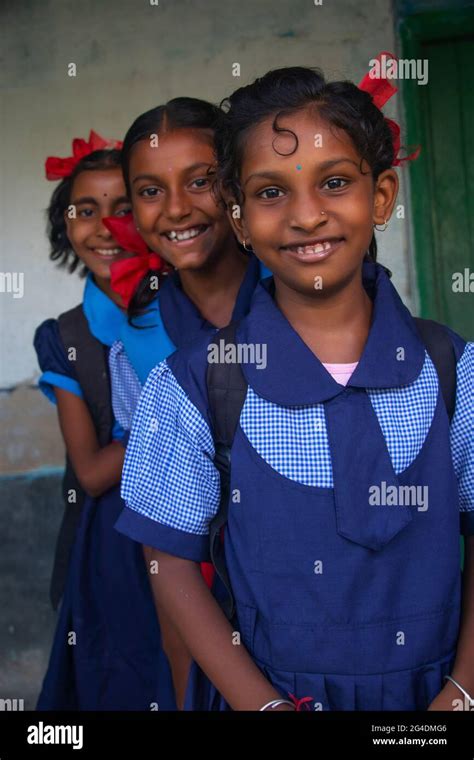 Sonriendo Tres Niña de la Escuela Rural india Lvisando Uniforme Escolar