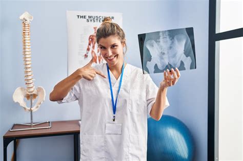 Joven Mujer Sosteniendo La Radiografía De La Pelvis Señalando a Uno